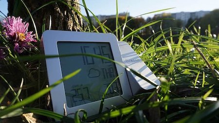 Точное измерение температуры и влажности поможет Вам быть в курсе текущей погоды за окном и температуры внутри помещения.